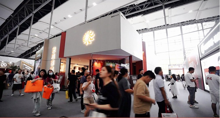 中国建博会（广州） | 金沙js800000家居发力“轻高定一体化”，，，，，开展首日燃爆全。。。。。。。